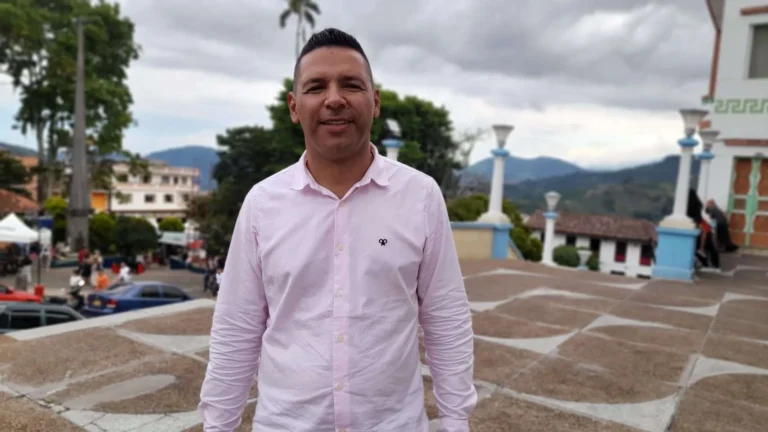 ALCALDE DE APÍA ADVIERTE SOBRE PRESUNTO ELEFANTE BLANCO EN OBRAS DEL ESTADIO.