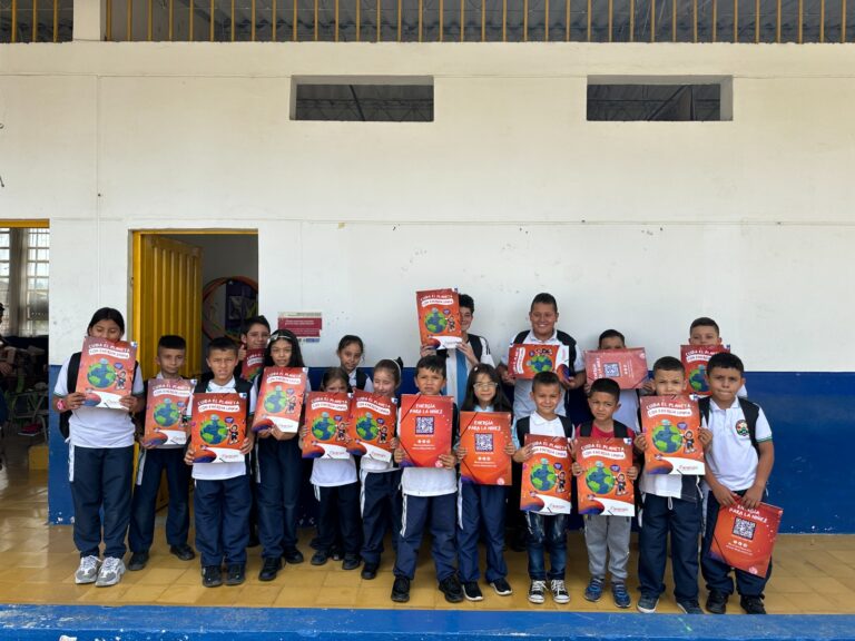ENERGÍA DE PEREIRA ENTREGÓ 500 KITS ESCOLARES EN ESCUELAS RURALES.
