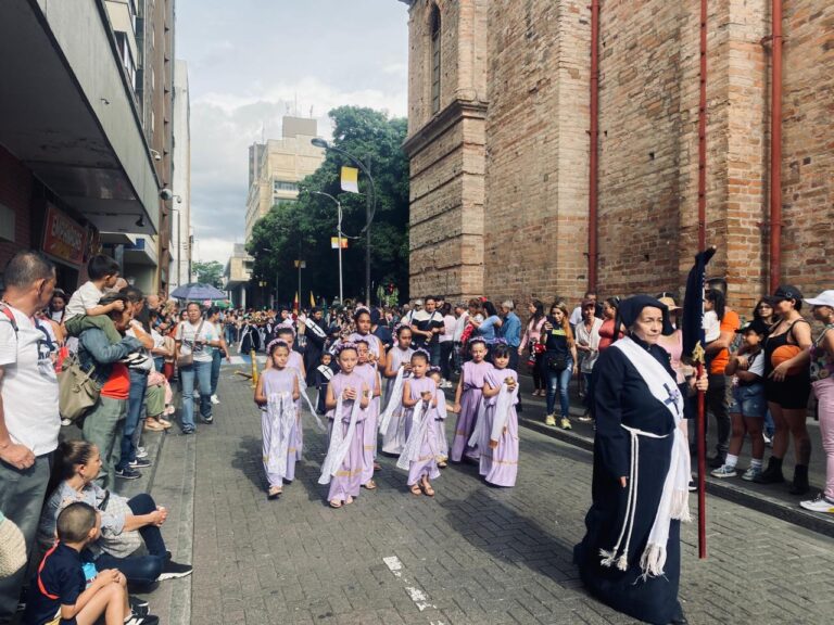 CON ASISTENCIA MASIVA SE INICIÓ LA SEMANA SANTA  EN PEREIRA.