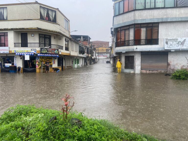 LLUVÍAS INTENSAS INUNDAN ALGUNOS BARRIOS EN DOSQUEBRADAS.