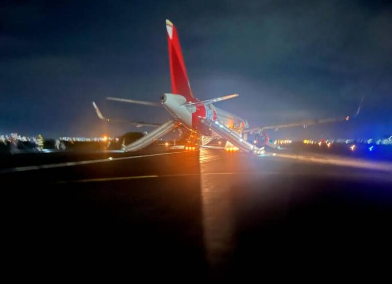 EMERGENCIA EN VUELO DE AVIANCA EN PEREIRA:LOS PASAJEROS TUVIERON QUE SER EVACUADOS EN TOBOGANES.