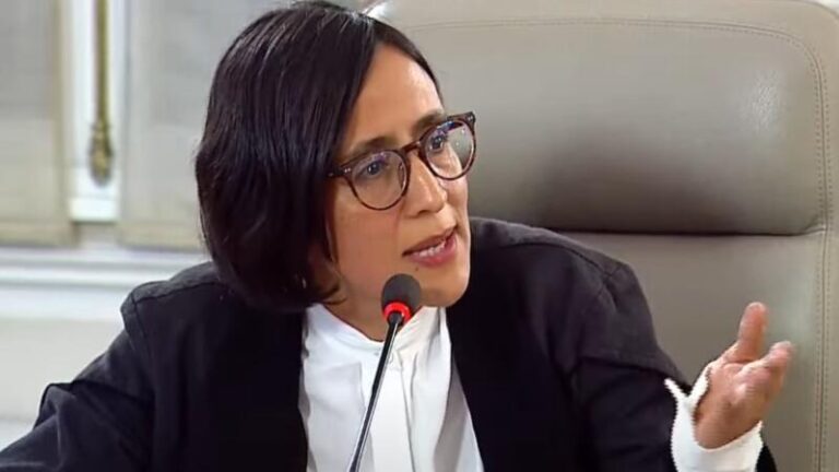 SUSANA MUHAMAD, MINISTRA DE AMBIENTE, PRESENTA SU RENUNCIA A PETRO.
