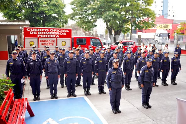 PEREIRA DA LA BIENVENIDA  A  47 NUEVOS HÉROES CEREMONIA DE POSESIÓN DE BOMBEROS.