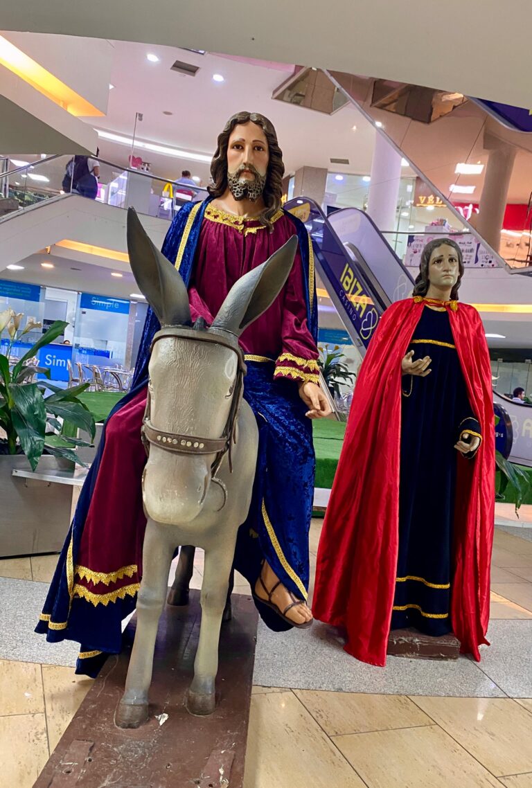 BOLÍVAR PLAZA  SE PREPARA PARA RECIBIR A LOS VISITANTES DURANTE LA SEMANA SANTA.