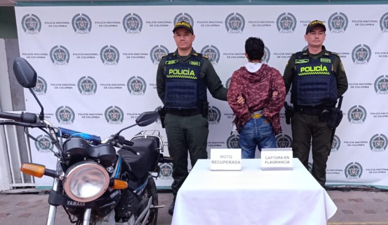 POLICÍA NACIONAL Y COMUNIDAD EVITAN HURTO A UNA MOTOCICLETA.