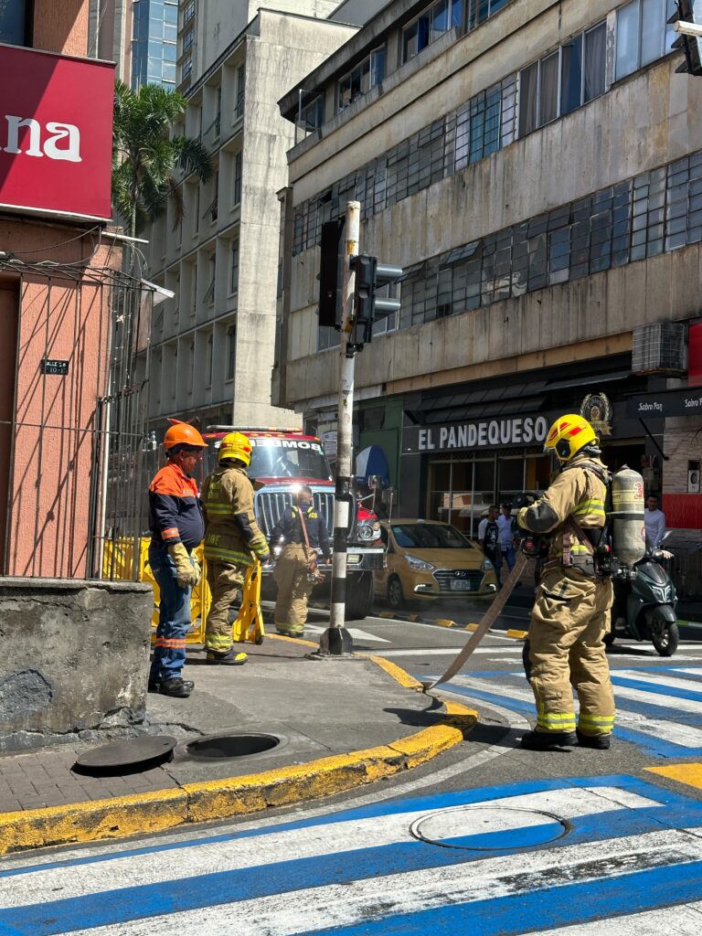 INCENDIO EN LA CARRERA 10 CON CALLE 18, AFECTA GRAVEMENTE AL SECTOR COMERCIAL.