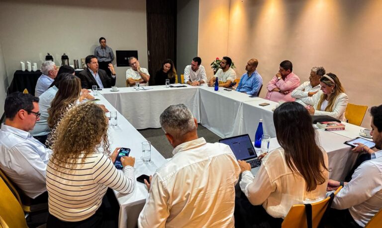 ROY BARRERAS SE REUNIÓ EN PEREIRA CON EMPRESARIOS, ACADEMIA Y LIDERES GREMIALES DE DIFERENTES SECTORES PARA PROMOVER UNIDAD Y CONFIANZA.