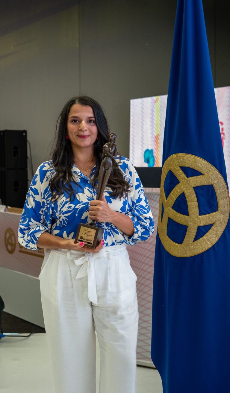 NATALIA CANO GIRALDO: MUJER COMFAMILIAR 2025