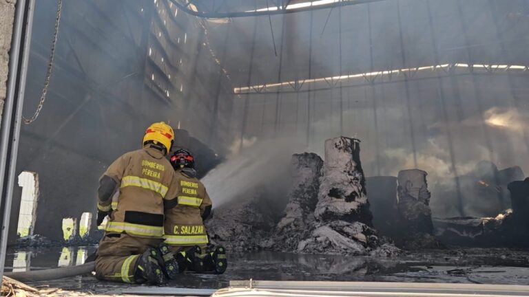 CUERPO OFICIAL DE BOMBEROS PEREIRA ATENDIÓ INCENDIO EN BODEGA EN LA VÍA PEREIRA- LA VIRGINIA.