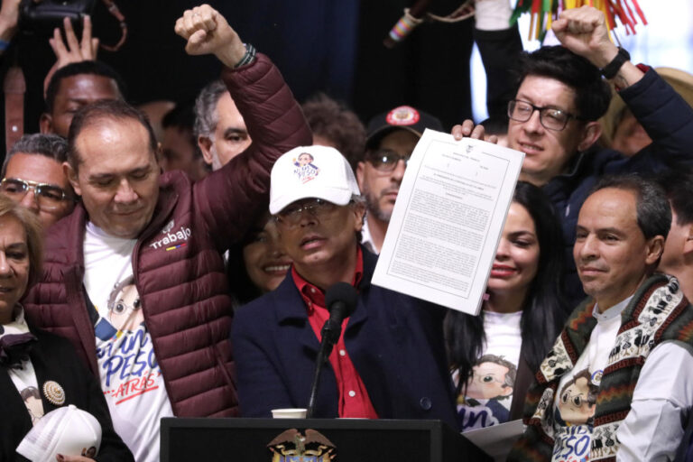 PETRO FIRMA UN NUEVO DECRETO DEL SALARIO MINIMO Y MANTIENE DE  23,7 % EL INCREMENTO