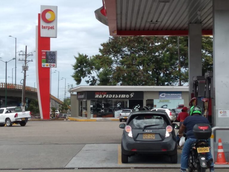 BAJA EL PRECIO DE LA GASOLINA EN COLOMBIA: ENTRA EN VIGENCIA REDUCCIÓN DE $500 POR GALÓN.