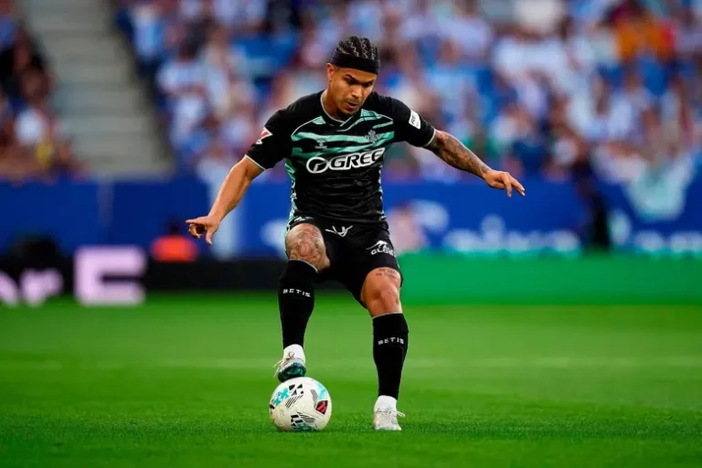 DOBLETE DEL PEREIRANO JUAN CAMILO ‘CUCHO’ HERNÁNDEZ EN LA GOLEADA DEL BETIS ANTE EL REAL OVIEDO EN LIGA ESPAÑOLA.