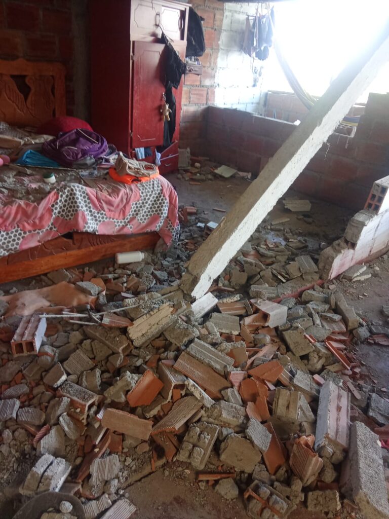 DAMNIFICADOS POR EL TERREMOTO EN SANTA CECILIA DENUNCIAN ABANDONO A MÁS DE 15 DÍAS DE LA TRAGEDIA